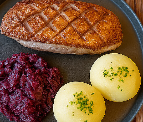 Entenbrustfilet mit Rotkohl, Kartoffelklöße und Orangensauce