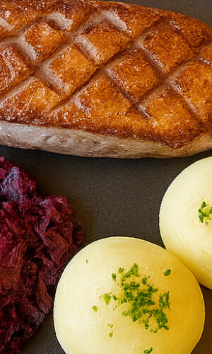 Entenbrustfilet mit Rotkohl, Kartoffelklöße und Orangensauce