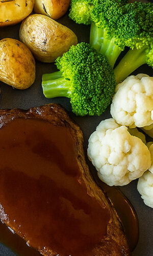Lammbraten mit Rosmarinkartoffeln, Brokkoli und Blumenkohl